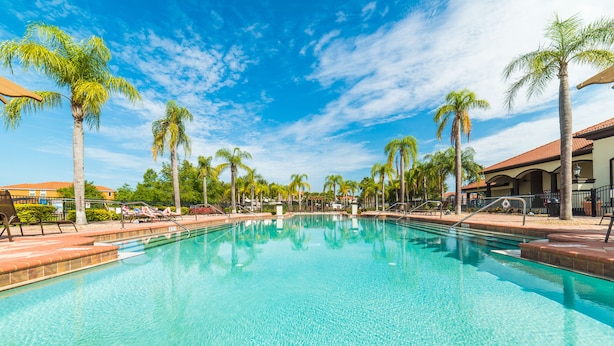 A clear swimming pool with lounge chairs and palm trees. - Ov2630 - Bella Vida Resort - 6 Bed 5.5 Baths Villa (Kissimmee)