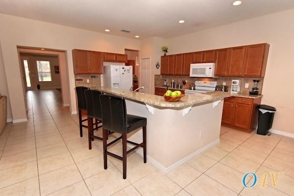 Perhehuvila, poreamme, puutarha-alue | Jaettu keittiö | Jääkaappi, mikroaaltouuni, uuni