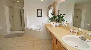 Familienvilla, Whirlpool, zum Garten hin | Badezimmer | Duschwanne, Regendusche, Handtücher