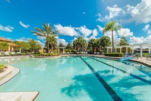 A clear blue swimming pool with lounge chairs and palm trees around it. - Ov3818 - Watersong - 4 Bed 3.5 Baths Townhome (Davenport)