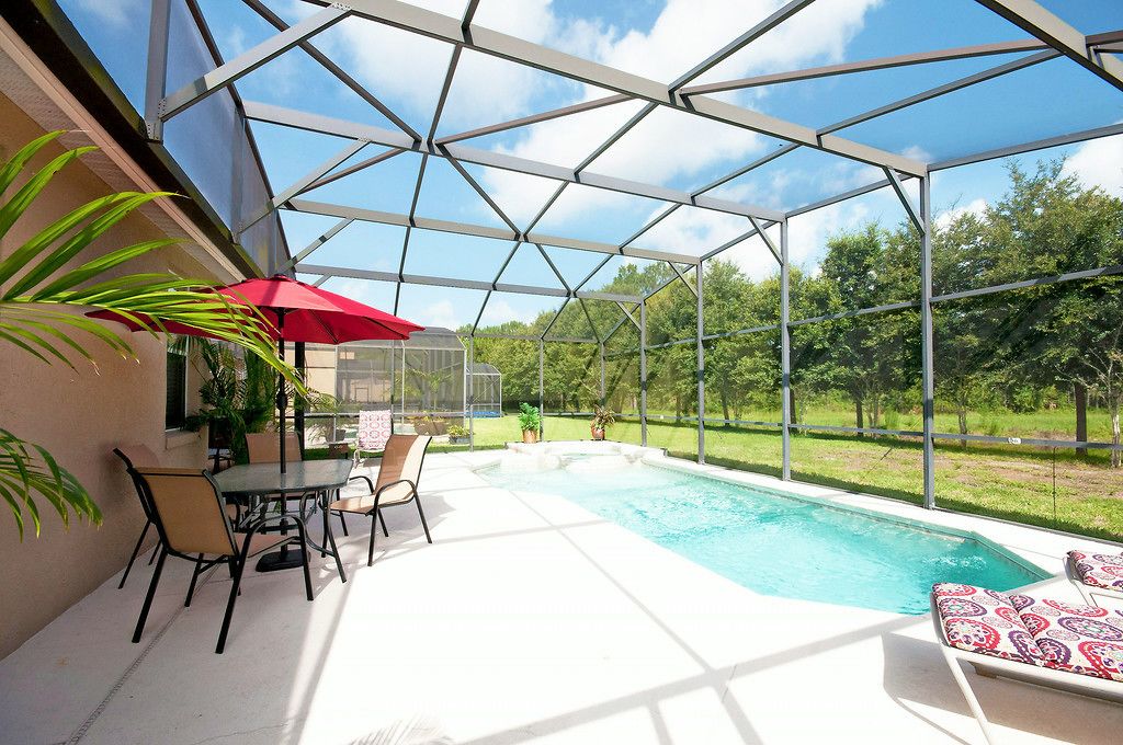 Een seizoensgebonden buitenzwembad, parasols voor strand/zwembad