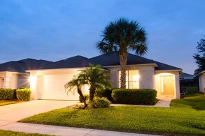 Villa familiar, balcón, en el área del jardín | Vista frontal de la propiedad por la tarde o noche