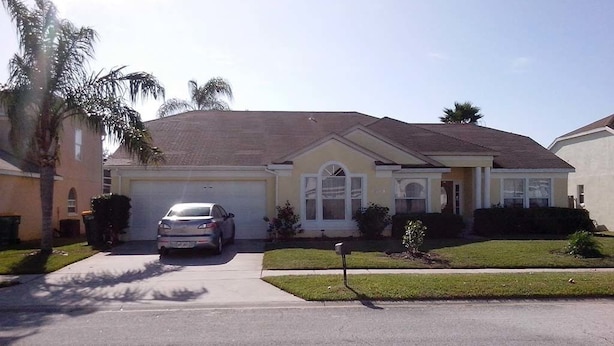 A residential house with a garage, a driveway, and a mailbox. - Ov2672 - Lindfields - 4 Bed 3 Baths Villa (Kissimmee)
