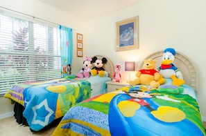 Villa familiale, balcon, côté jardin | Chambre thématique pour enfant