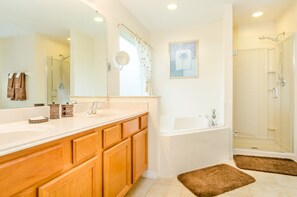 Familienvilla, Balkon, zum Garten hin | Badezimmer | Duschwanne, Regendusche, Haartrockner, Handtücher