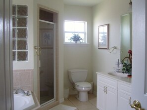 Familienvilla, eigener Pool, zum Garten hin | Waschbecken im Bad