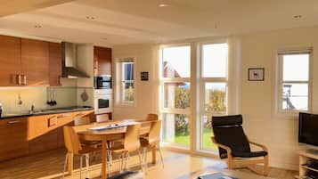 Panoramic House, 4 Bedrooms, Balcony, Beachside | Private kitchen | Full-size fridge, microwave, oven, stovetop