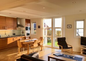 Maison panoramique, 4 chambres, balcon, au bord de la plage | Cuisine privée | Réfrigérateur grande capacité avec congélateur, four à micro-ondes
