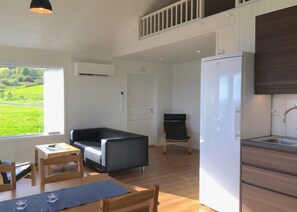 Maison panoramique, 2 chambres, patio, au bord de la plage | Salle de séjour | Téléviseur à écran plat