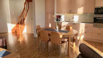 Hus – panorama, 5 soverom, balkong, ved stranden | Eget kjøkken | Kjøleskap, mikrobølgeovn, ovn og kokeplater