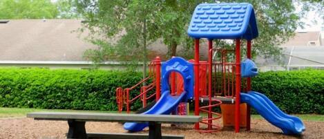 Familiebyhus - privat pool - have-område | Udendørs legeområde for børn