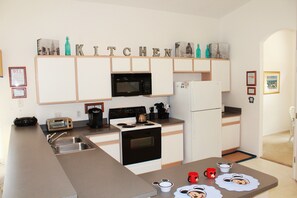 Family Townhome, Private Pool, Garden Area | Shared kitchen | Fridge, microwave, oven