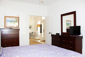 Family Townhome, Private Pool, Garden Area | 5 bedrooms, laptop workspace, iron/ironing board, WiFi