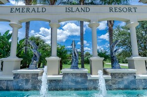 A sign with "Emerald Island Resort" written above a fountain with water jets. - Ov248 - Emerald Island - 4 Bed 3 Baths Townhome (Kissimmee)