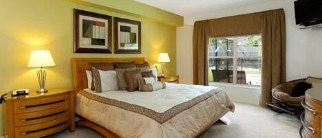 Familievilla, spabadekar, hageområde | 5 soverom, skrivebord for bærbar PC, strykejern/-brett og wi-fi