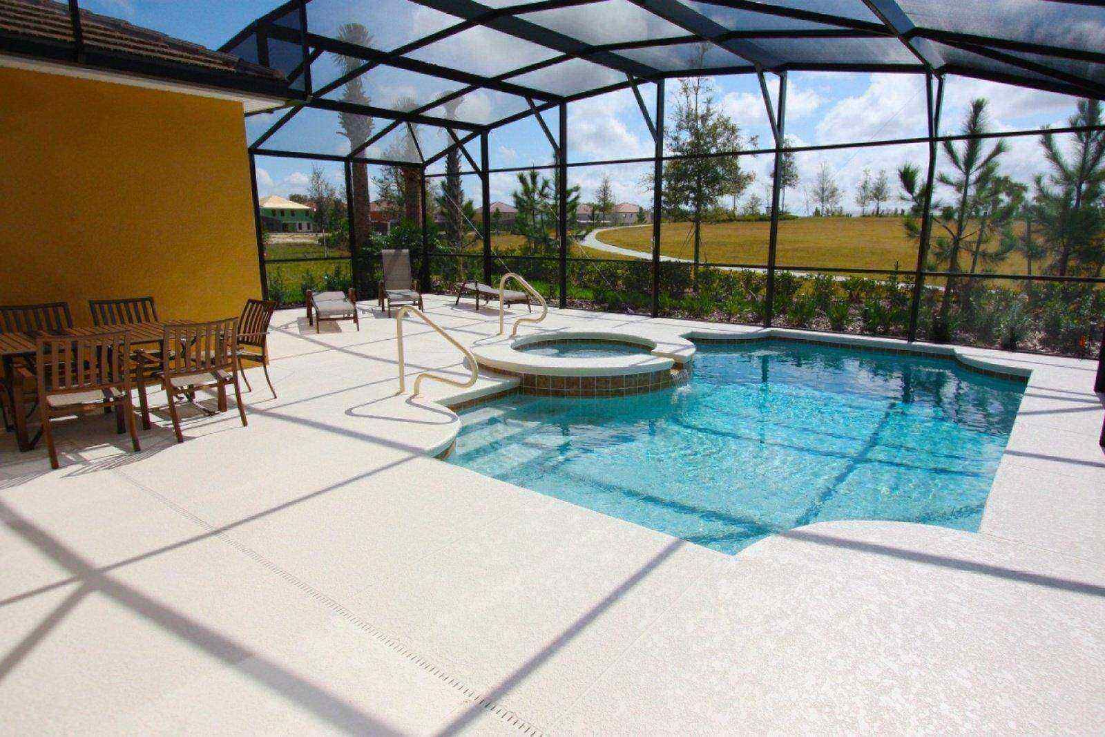 2 座室外游泳池，提供泳池遮陽傘和日光浴躺椅