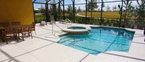 2 座室外游泳池,提供泳池遮陽傘和日光浴躺椅