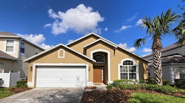 Villa familiar, balcón, en el área del jardín | Vista frontal de la propiedad