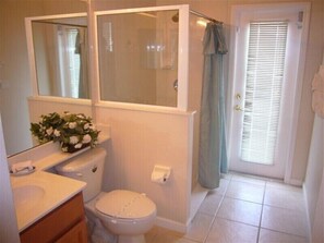 Villa familiar, hidromasaje, en el área del jardín | Baño | Regadera tipo lluvia, secadora de cabello, toallas, papel de baño 