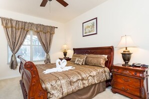 Perhehuvila, useita makuuhuoneita, poreamme, puutarha-alue | Näkymä huoneesta