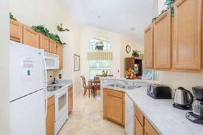 Family Townhome, Hot Tub, Garden Area | Shared kitchen