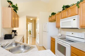 Family Townhome, Hot Tub, Garden Area | Shared kitchen facilities
