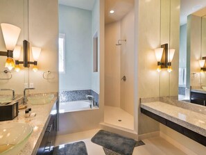 Familienvilla, Mehrere Schlafzimmer, Whirlpool, zum Garten hin | Badezimmer | Regendusche, Haartrockner, Handtücher, Toilettenpapier