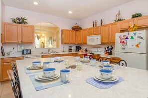 Family Villa, Multiple Bedrooms, Hot Tub, Garden Area | Shared kitchen | Fridge, microwave, oven