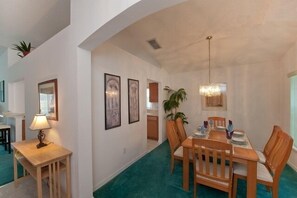 Townhome för familj - privat pool - trädgård | Eget kök | Spishäll, diskmaskin och grytor/köksredskap