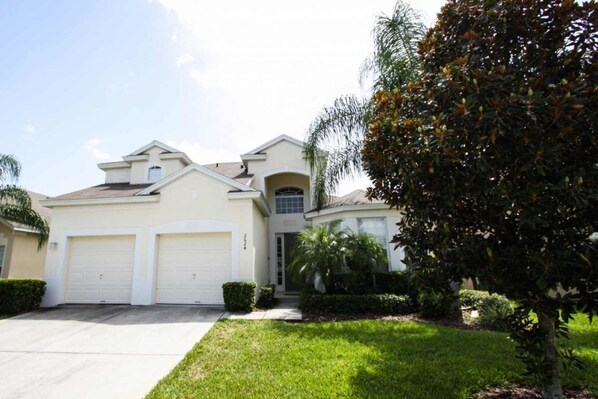 Villa familiale, baignoire à remous, côté jardin | Façade de l’hébergement 