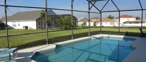 패밀리 타운홈, 전용 수영장, 정원 | 야외 수영장 | 시즌별로 운영되는 야외 수영장, 일광욕 의자