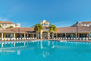 2 ulkouima-allasta, aurinkotuoleja