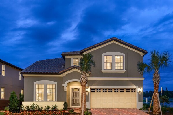 Overnatningsstedets facade – aften/nat