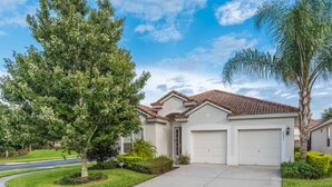 A single-story house with a garage, surrounded by well-maintained lawns and trees. - Ov4009 - Windsor Hills Resort - 4 Bed 4 Baths Villa (Kissimmee)
