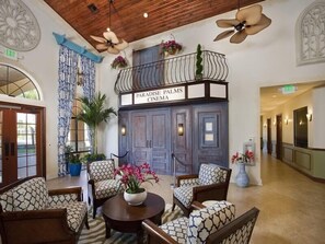 Townhouse – familie, privat basseng, hageområde | Sitteområde i lobbyen