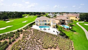 Una casa grande con piscina, rodeada por un campo de golf y otras viviendas.
