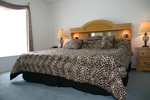 4 bedrooms, laptop workspace, iron/ironing board, WiFi - Ov3783 - Westbury - 4 Bed 3 Baths Villa (Davenport)