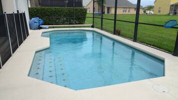 季節性室外游泳池,提供日光浴躺椅