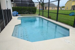 Sesongbasert utendørsbasseng og solsenger