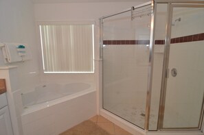 Villa Familiale, piscine privée, côté jardin | Salle de bain