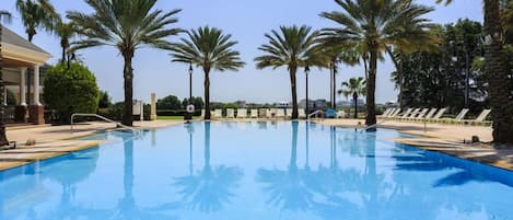 8 piscines extérieures, parasols de plage, chaises longues