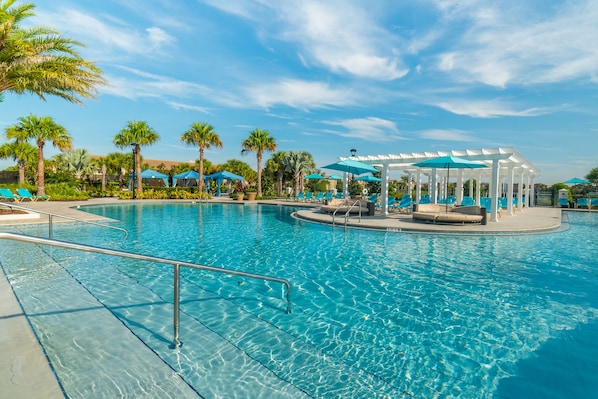 Ulkouima-allas, aurinkovarjoja, aurinkotuoleja