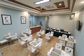 Se sirven desayunos, comidas, cenas y cocina local e internacional