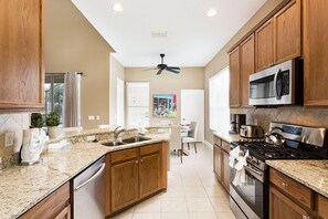 Villa familiar, hidromasaje, en el área del jardín | Cocina compartida | Refrigerador, microondas y horno 