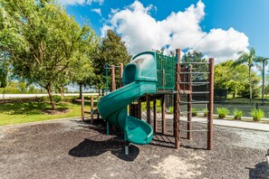 Área de juegos infantiles al aire libre
