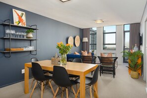 Comfort-Apartment, Mehrere Betten, Nichtraucher | Essbereich im Zimmer