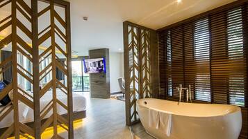 Corner Suite 1 King Bed, Mountain View | Premium bedding, minibar, in-room safe, desk