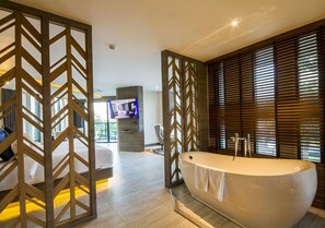 Corner Suite 1 King Bed, Mountain View | 高級寢具、迷你吧、房內夾萬、書桌