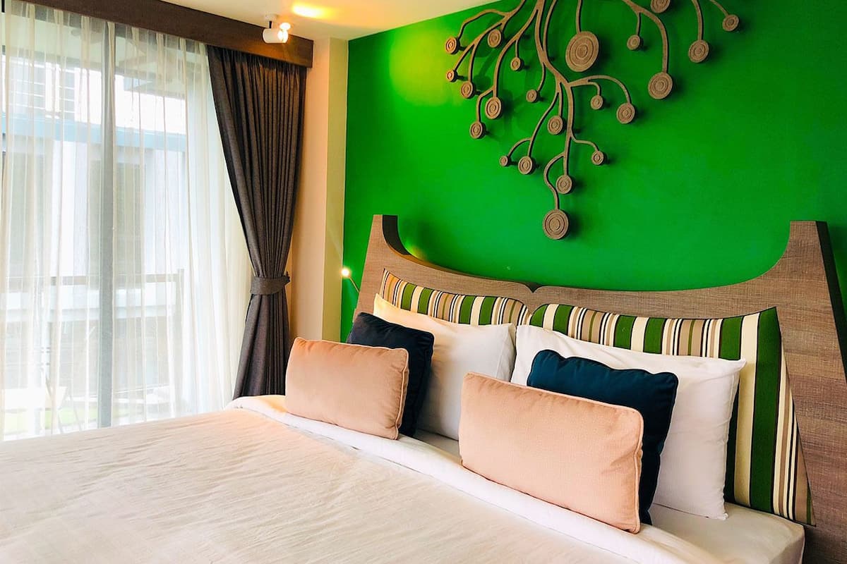 Grand Deluxe Room, 1 King Bed, Mountain View, Corner | Premium bedding, minibar, in-room safe, desk
