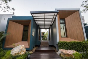 Twin Villa 2 Bedrooms | 高級寢具、迷你吧、房內夾萬、書桌